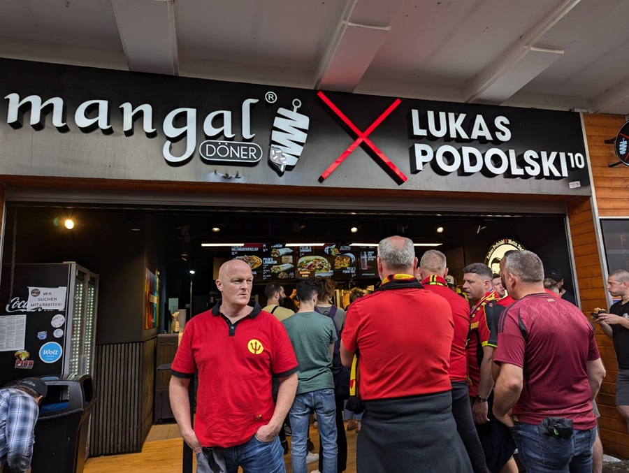 Muôn nẻo Euro: Đây rồi, bánh mì kebab Podolski